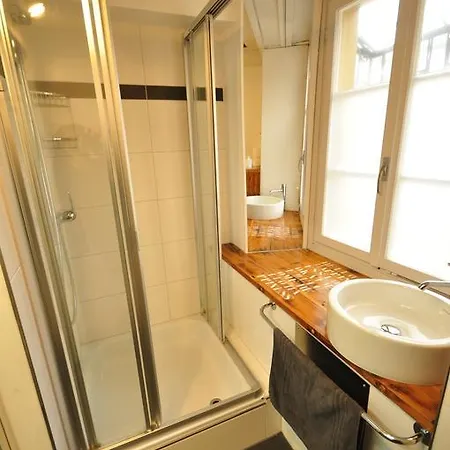 Town House Sleeps 12 Guests *